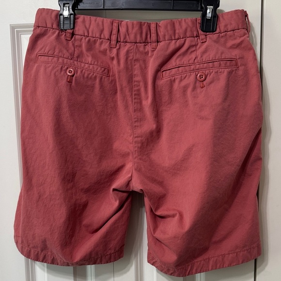 Uniqlo Men's Flat Front Shorts in Salmon - Picture 2 of 5
